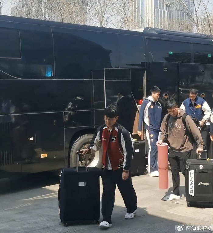 广东男篮惨败山东队排名骤降士气崩溃