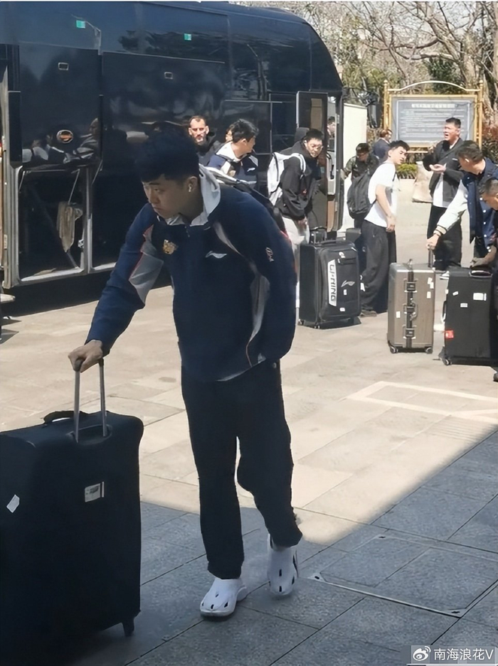 广东男篮惨败山东队排名骤降士气崩溃