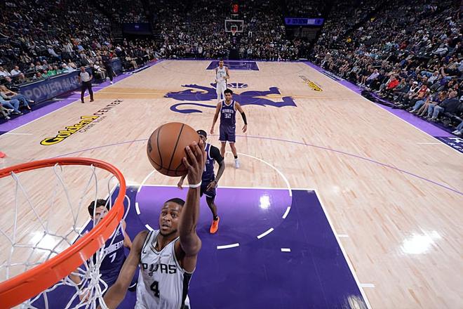 马刺大胜国王福克斯砍15+5+6助领跑西部