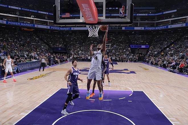 马刺大胜国王福克斯砍15+5+6助领跑西部